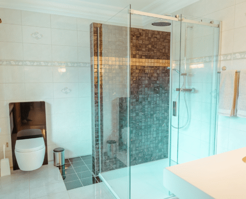 Ferienwohnung Cresta Rey in Zermatt - Badezimmer mit grossem Waschbecken, Dusche und WC