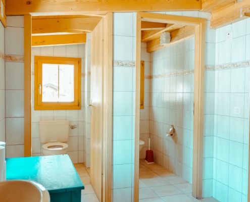 Waschräume und Toiletten im Gruppenhaus Morgenrot in Zermatt