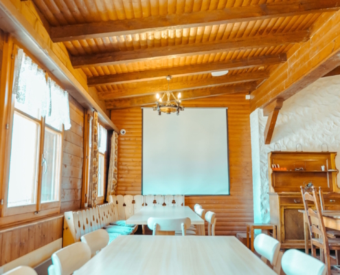 Aufenthaltsraum im Gruppenhaus Morgenrot in Zermatt